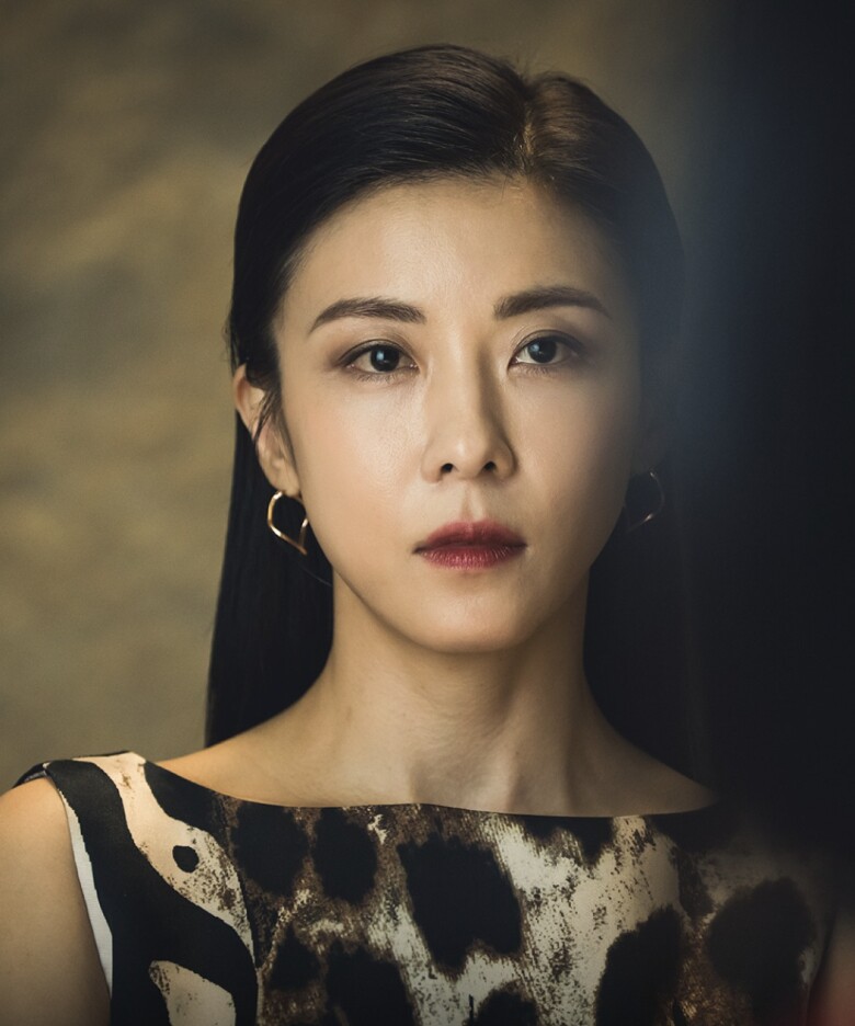 Ha Ji Won lột tả xuất sắc hình tượng nữ minh tinh quyến rũ, sắc sảo.