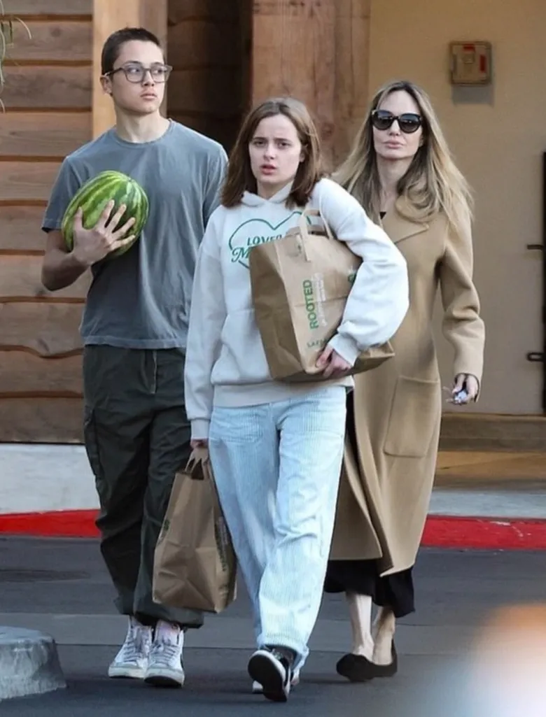 Knox Léon Jolie-Pitt là anh trai song sinh với Vivienne.