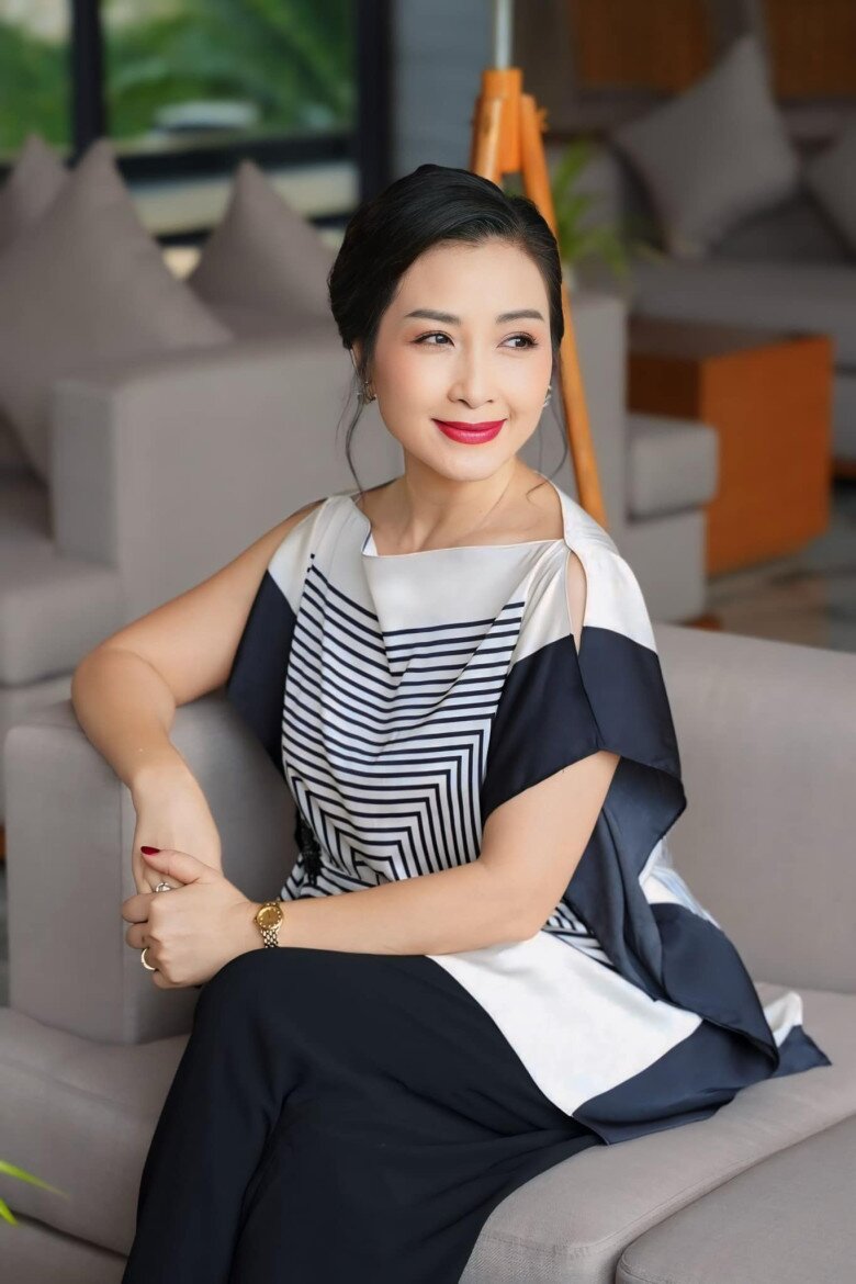 Khánh Huyền vào vai Thơm - vợ của trưởng thôn Kiên.