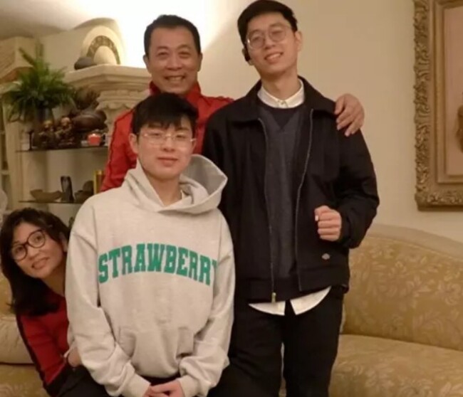 Vợ chồng Vân Sơn có 2 con trai.