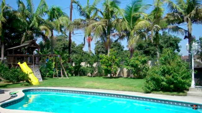 Một góc trong khuôn viên ngôi nhà của nam nghệ sĩ ở nước ngoài.