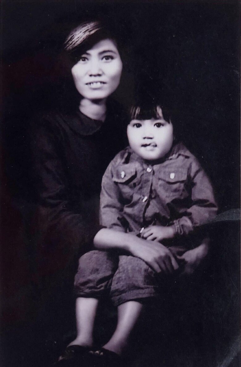 Nguyễn Phi Hùng thuở thơ ấu bên mẹ.