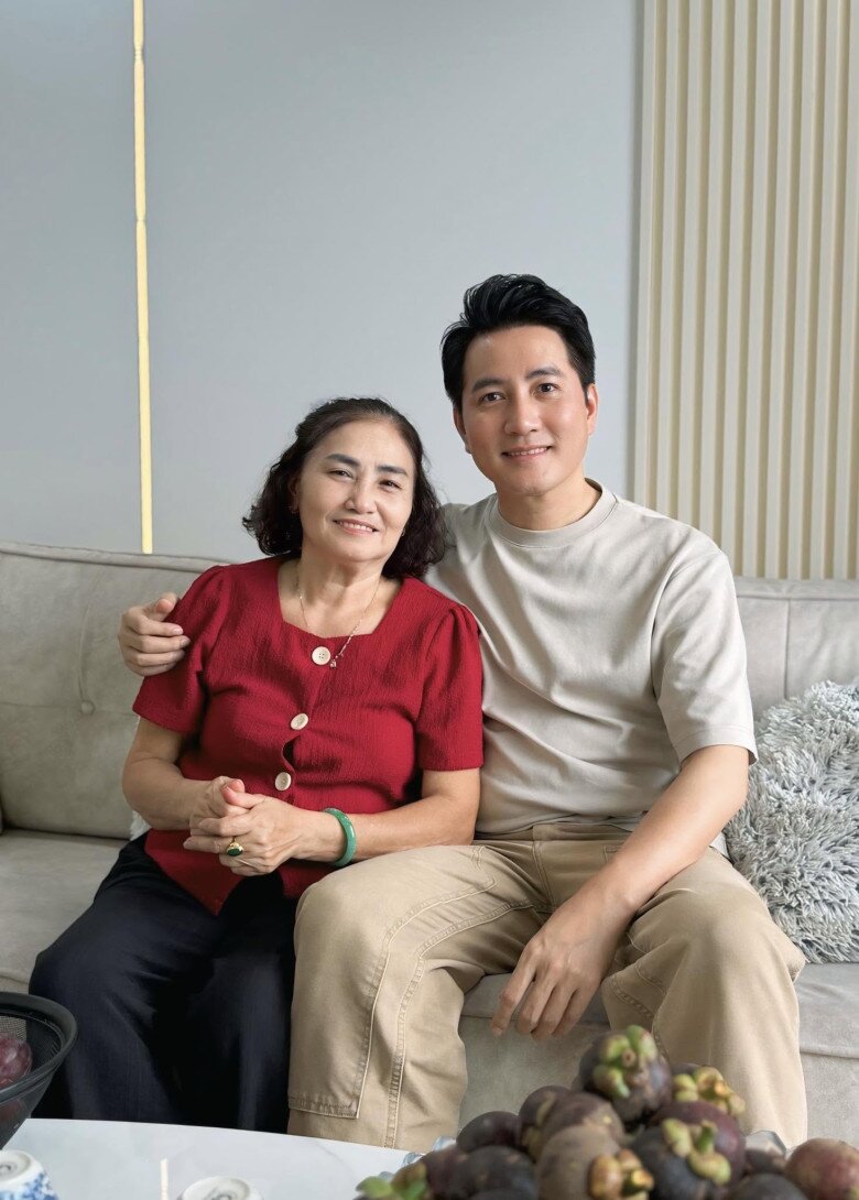 Hình ảnh ấm áp của ca sĩ Nguyễn Phi Hùng và mẹ nhận được nhiều lượt yêu thích trên mạng xã hội.