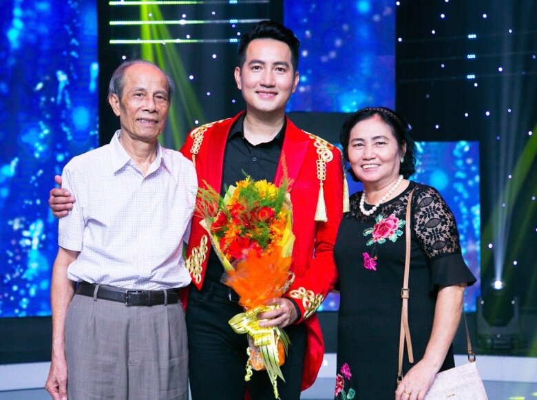 Bố mẹ anh đều rất yêu nghệ thuật.