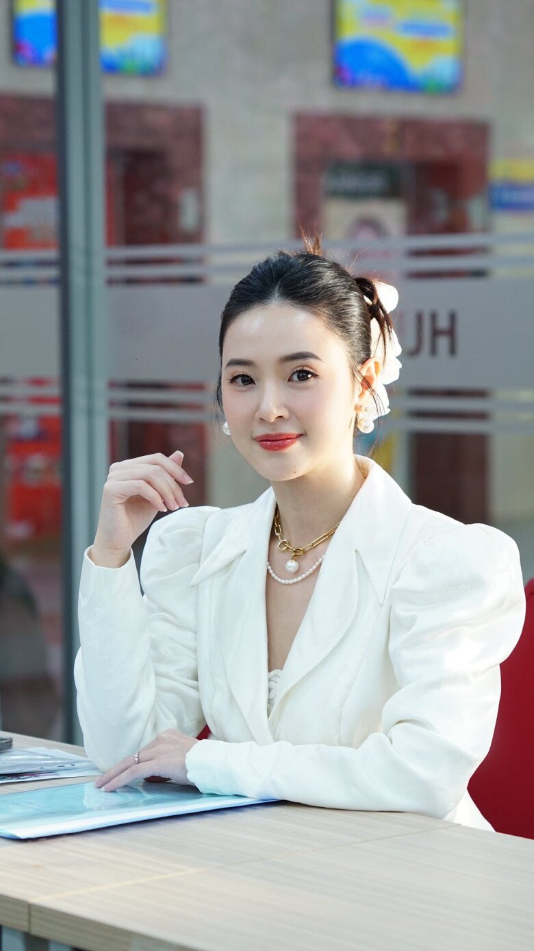 Midu xinh đẹp, trẻ trung khi đi chấm thi tại trường đại học.