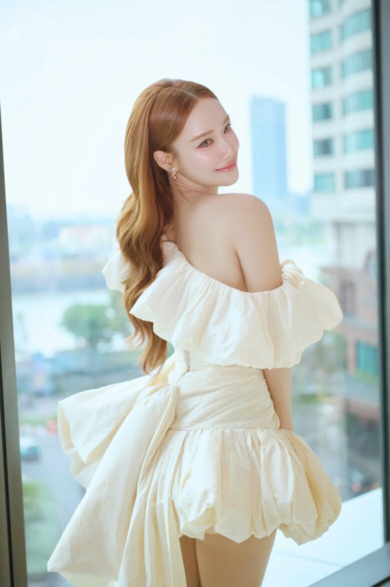 Dù là mẹ bỉm 3 con, Nhã Phương vẫn giữ được vóc dáng thon gọn.