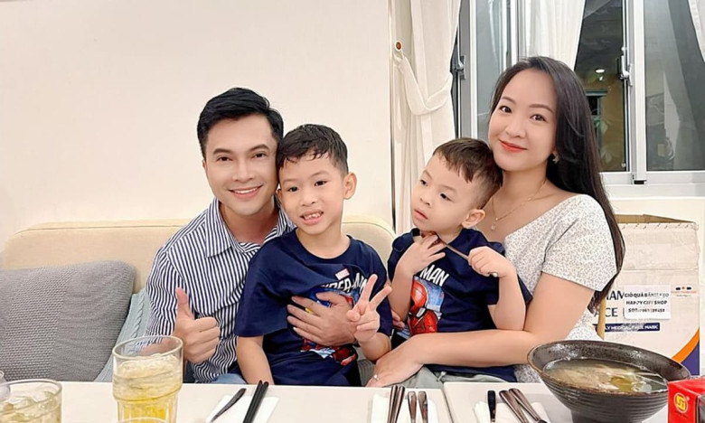 Nam Cường đã kết hôn và có 2 con với bà xã kém anh 8 tuổi.