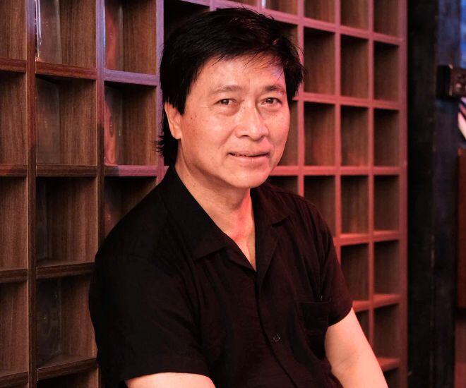 Trong Phí Phông, nghệ sĩ Quốc Tuấn vào vai trưởng bản - một nhân vật được chính nam diễn viên nhận xét là nanh nọc, khó ưa.