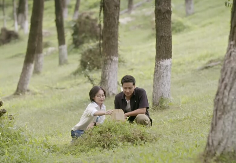 Chi và Thành làm ngôi mộ gió để tưởng nhớ Coddy.