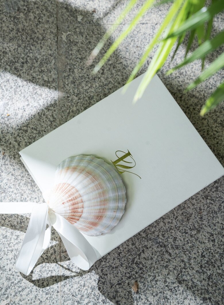 Là cô gái miền biển, Viên Vibi chọn thiệp cưới mang hơi thở của biển với vỏ sò nằm ở vị trí trung tâm, cát và ngọc trai. Kèm theo thiệp cưới là quả bong bóng lớn cùng những dòng nhắn yêu thương từ cô dâu chú rể.