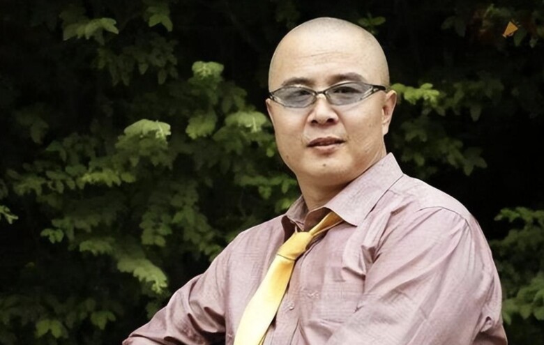 Với 2 bằng đại học, ông từng giữ nhiều chức vụ quan trọng.