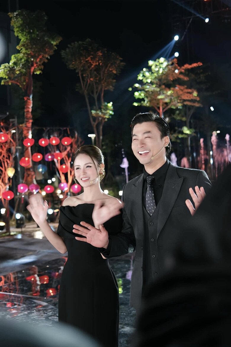 Cùng xuất thân từ diễn viên sân khấu, cả Thu Trang và Duy Hưng đều đặt sự trao đổi kỹ lưỡng và cảm xúc chân thực lên hàng đầu.
