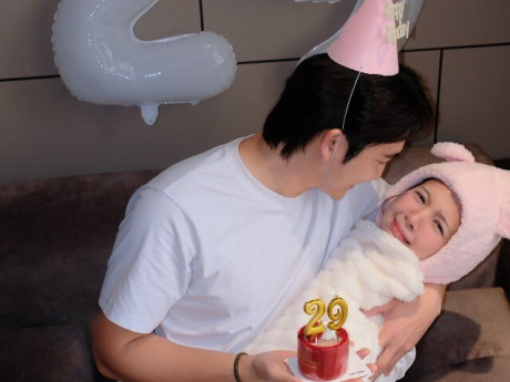 Đình Tú công bố ảnh "em bé sơ sinh" gần 46kg đúng sinh nhật Ngọc Huyền, hẹn Quỳnh Nga sớm làm thông gia