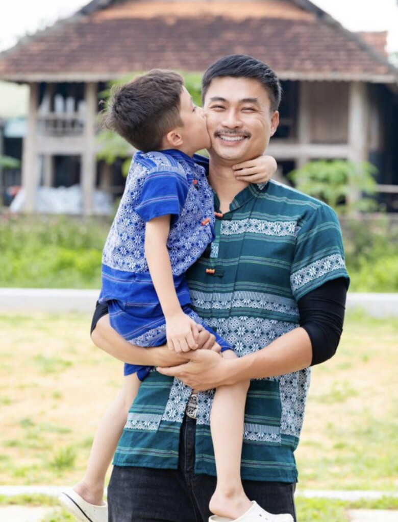Con trai Duy Hưng gây ấn tượng vì tính cách ga lăng, tình cảm không ngại nói lời yêu thương với bố.