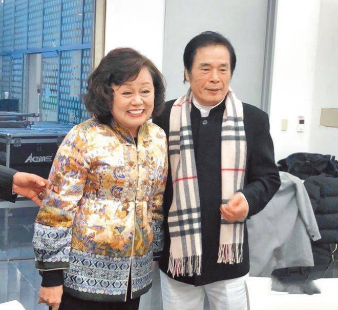 Lôi Hồng bên vợ cả.