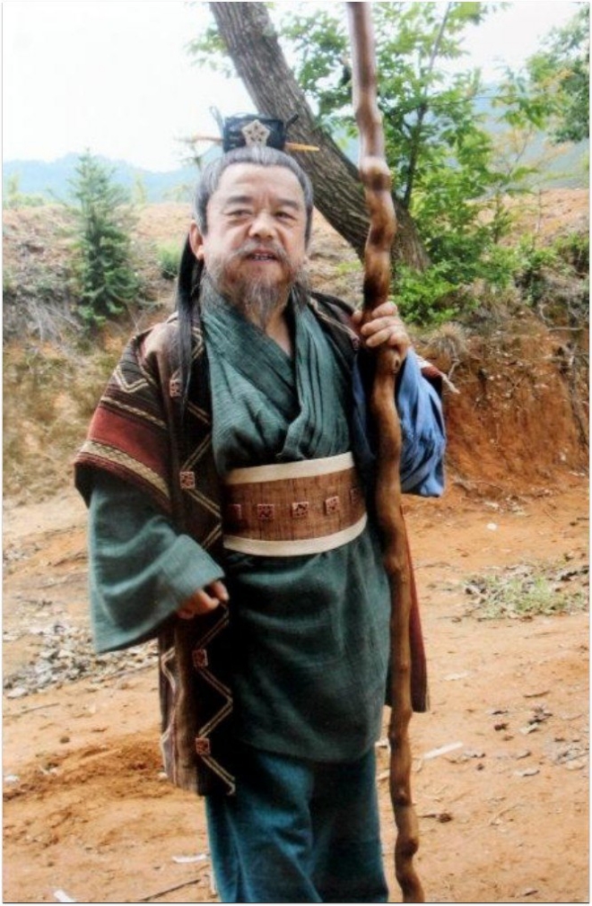 Có nhiều lần nam nghệ sĩ phải nhặt đồ ăn của trẻ con bỏ đi vì đói.