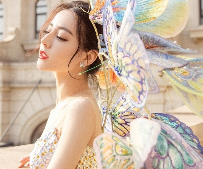 Địch Lệ Nhiệt Ba từng dính tin đồn thất thiệt có con ngoài giá thú.