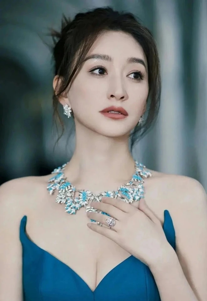 Lý Tiểu Nhiễm tuổi 50 sự nghiệp nổi bật, gia đình hạnh phúc.