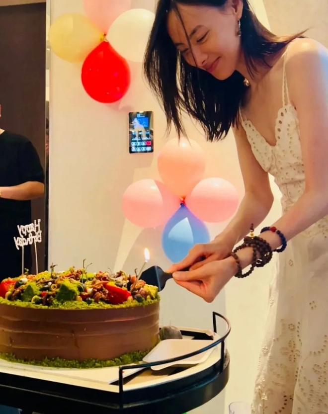 Hình ảnh vui vẻ hạnh phúc trong tiệc sinh nhật năm ngoái của Lương Lạc Thi từng gây sốt.