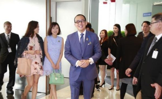 Đây là lần hiếm hoi tỷ phú Lý đưa bạn gái công khai với công chúng.