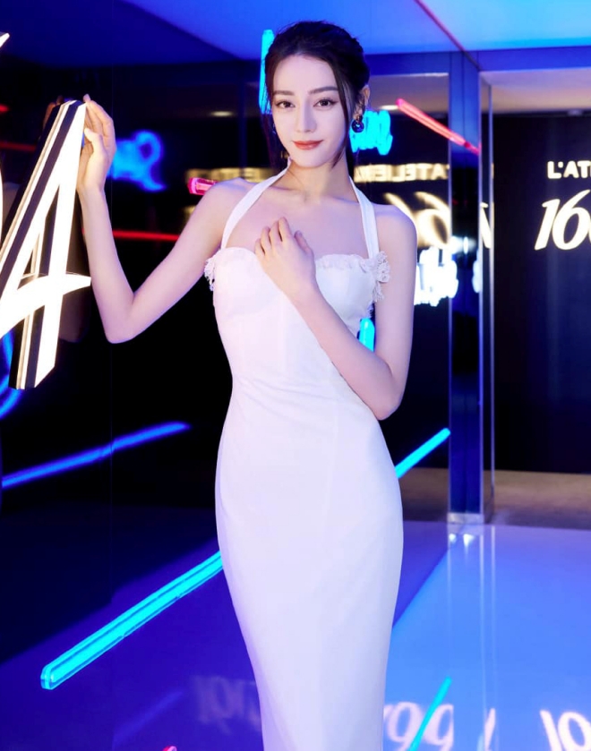 Địch Lệ Nhiệt Ba từng không rõ ràng trong tin đồn với Hoàng Cảnh Du.