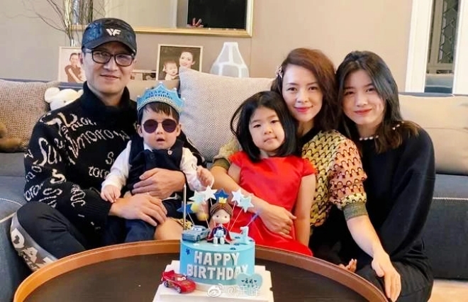 Chương Tử Di cố tỏ ra gia đình hạnh phúc cho khán giả xem.