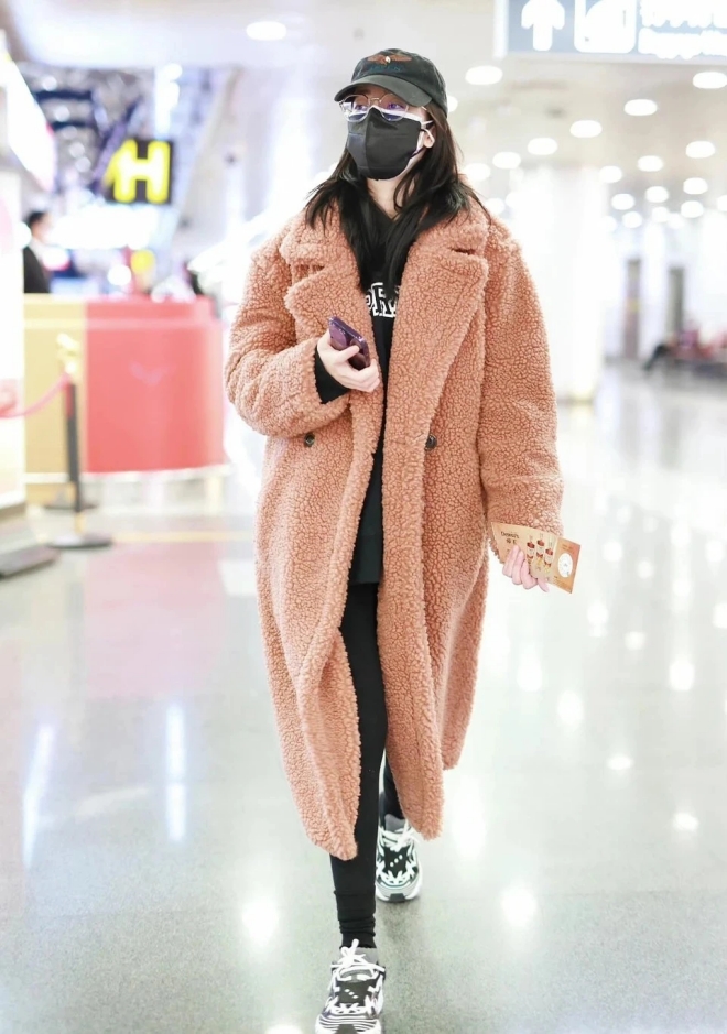 Từ ngôi sao chuyên diện đồ ôm sát, Địch Lệ Nhiệt Ba bỗng thay đổi phong cách.