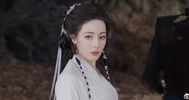 Diễn xuất vô hồn của Địch Lệ Nhiệt Ba nhận về nhiều phản ứng tiêu cực.
