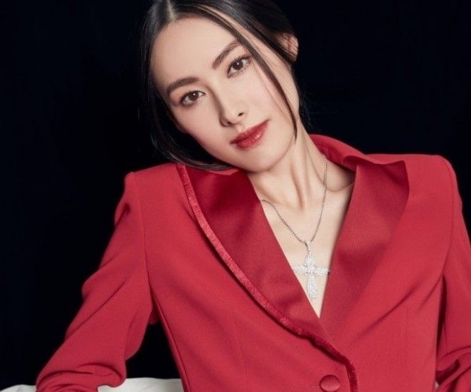 Lương Lạc Thi chấp nhận ở bên người tình hơn 22 tuổi nhưng không được xu nào từ “bố chồng”.