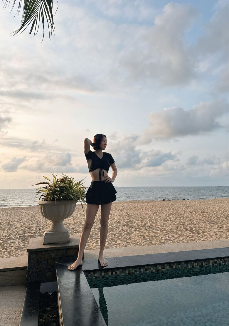 Sự đối lập thú vị giữa đời thực và trên phim của nữ diễn viên nhanh chóng trở thành chủ đề bàn tán rôm rả, đặc biệt là khi bộ phim Bóng Ma Hạnh Phúc do cô đóng chính đang đi đến những tình tiết gay cấn và gây ức chế nhất cho người xem.