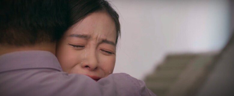 Bố Vi Minh bán nhà để có tiền đền bù hợp đồng cho con gái.