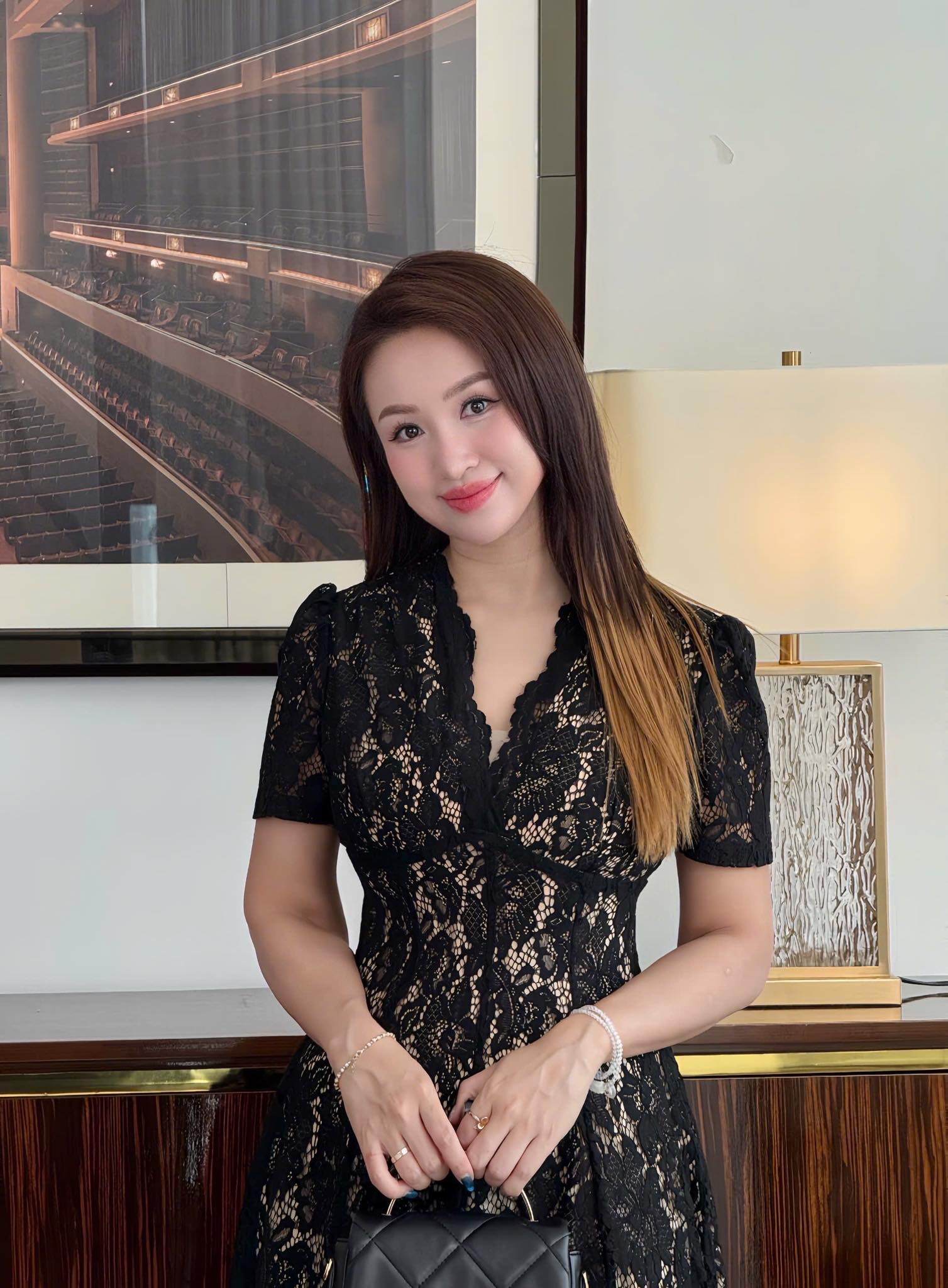Dù Vân Hugo đã làm mẹ nhưng bậc sinh thành vẫn luôn lo lắng, chăm chút cho cô từng bát cháo, cốc nước.