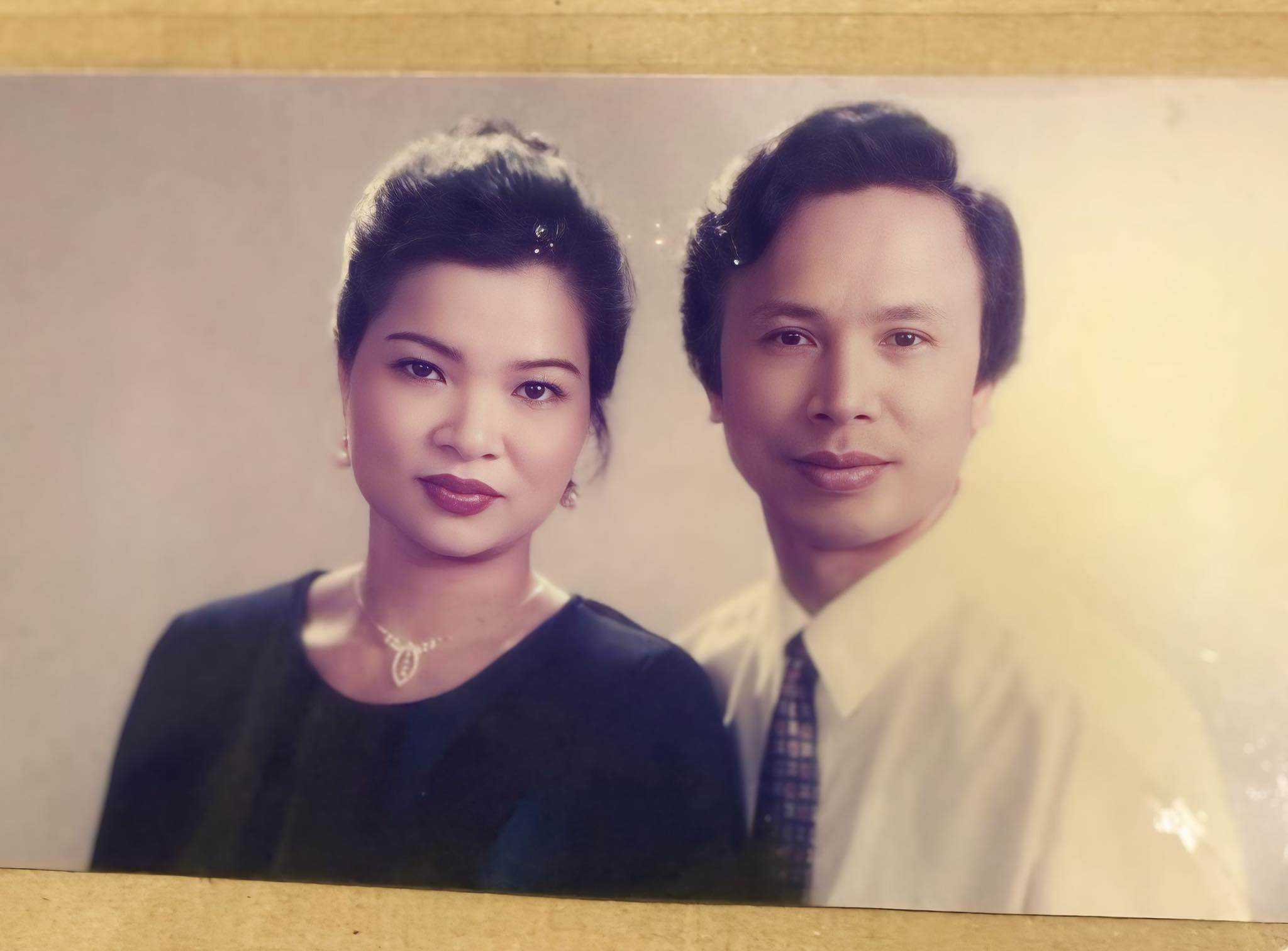 Hình ảnh bố mẹ Vân Hugo thời trẻ được cô chia sẻ.