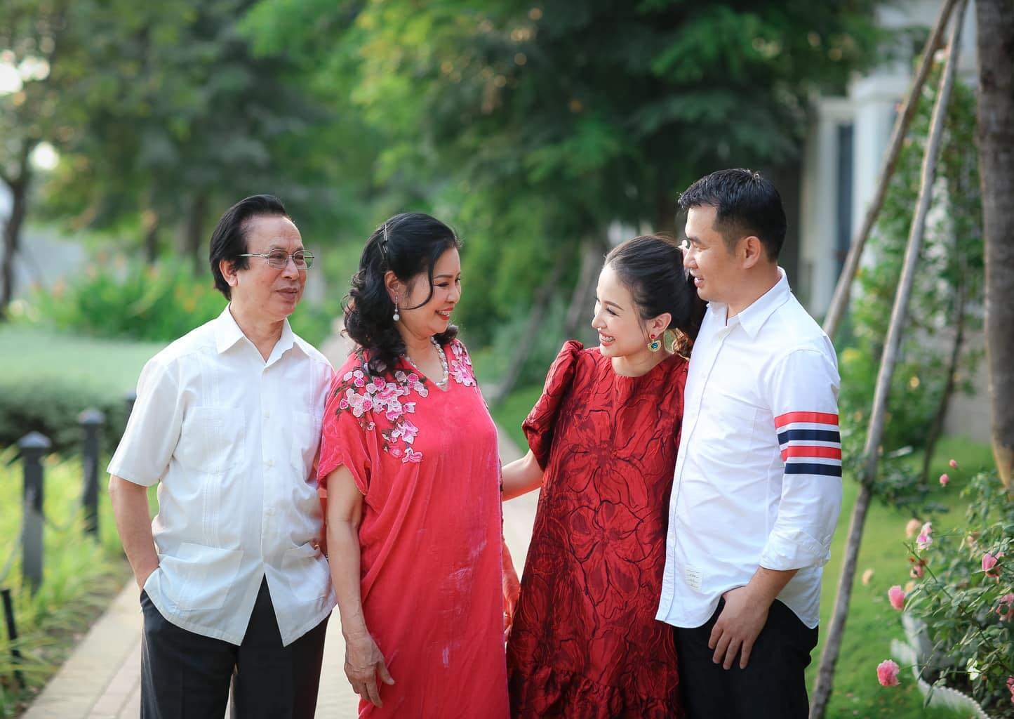 Mẹ cô giữ được phong thái thanh lịch tuổi xế chiều, còn bố cô vẫn rất phong độ.
