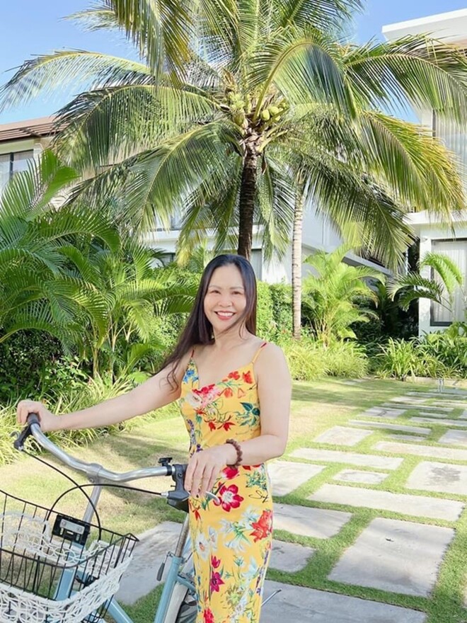 Mẹ ruột giỏi giang của Lan Ngọc xinh đẹp từ xưa, được con gái báo hiếu biệt thự 2 mặt tiền - 2