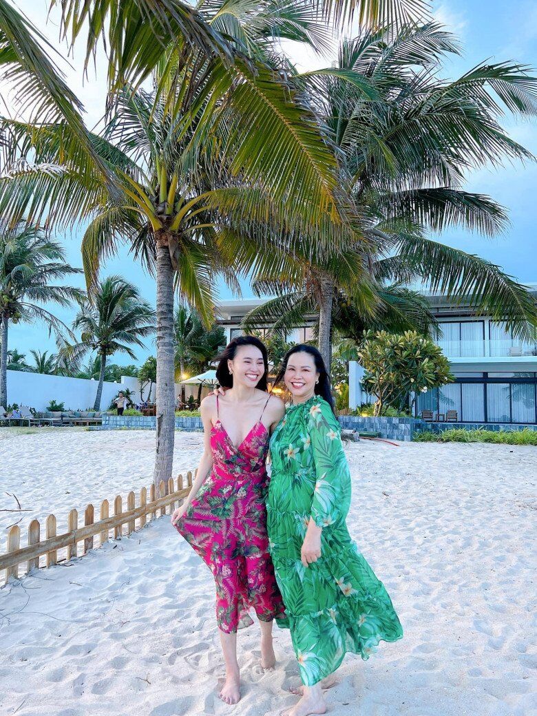 Bà Cúc trẻ đẹp bên 2 nàng công chúa của mình.