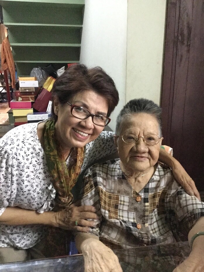 Nghệ sĩ Bạch Liên bên mẹ - Huỳnh Mai.