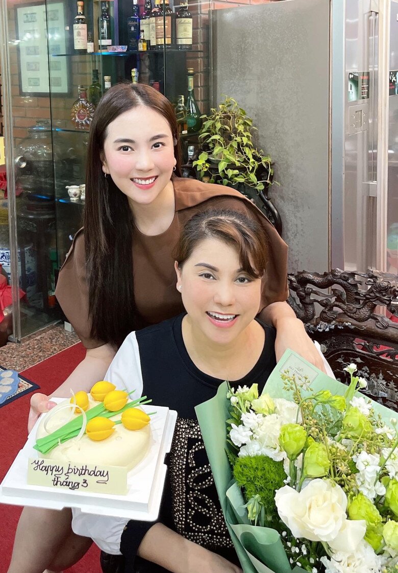 Mẹ Mai Ngọc dành hết sự yêu thương cho cô con gái duy nhất.