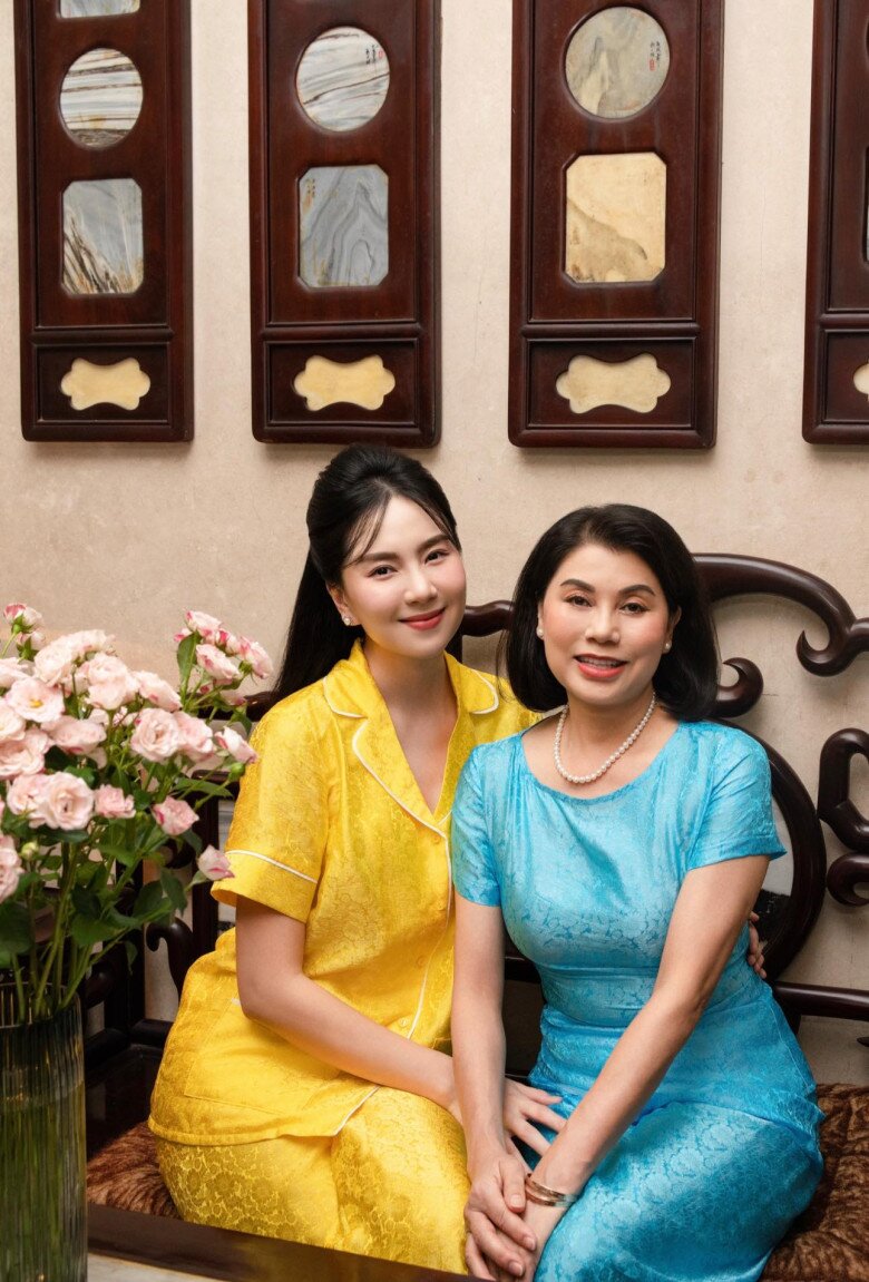 Mẹ nữ MC mang khí chất của một người phụ nữ quý phái, sang trọng.