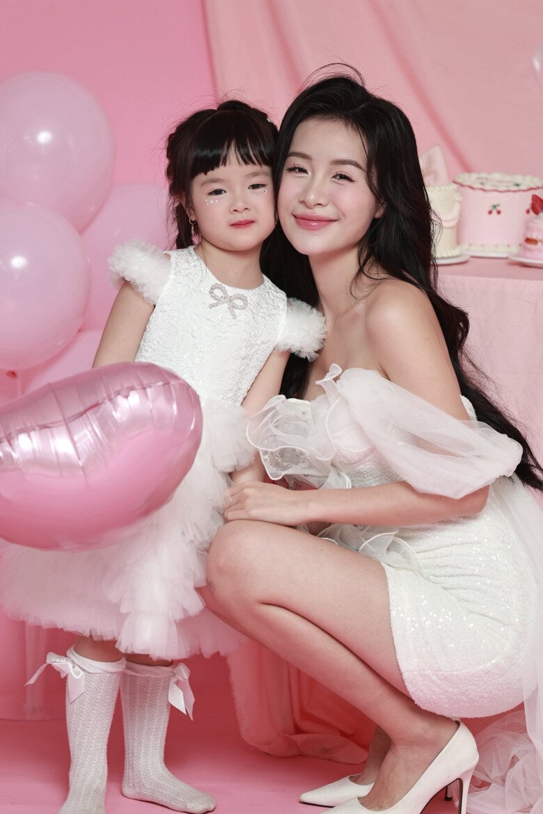 Trang Emma giữ kín đời tư. Tuy nhiên cô từng công khai sinh con từ khi còn là sinh viên và hiện là mẹ của một bé gái xinh xắn.