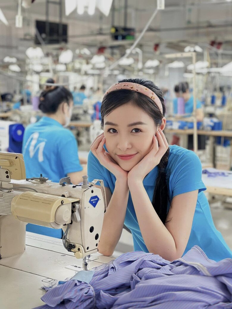 Hình ảnh nữ diễn viên trong bộ đồ công nhân đơn giản, mái tóc buộc cao đã giúp cô thoát khỏi cái mác hot girl để bắt đầu hành trình chinh phục khán giả bằng thực lực diễn xuất.