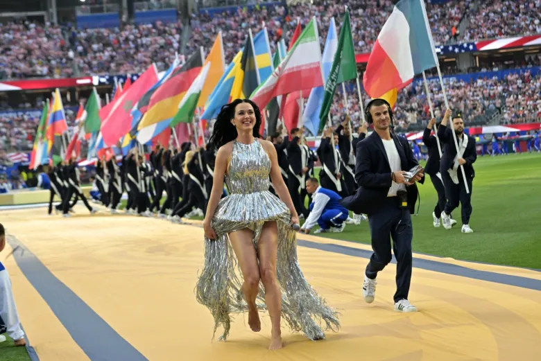 Katy Perry nhận về nhiều luồng ý kiến.