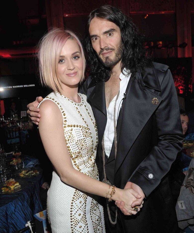 Russell nói ly dị chỉ qua một tin nhắn ngay trước khi Katy diễn tại đại nhạc hội Rock in Rio 2011.