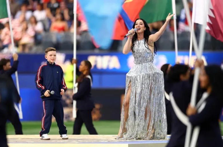 Katy Perry diện váy tua rua có thiết kế độc lạ.