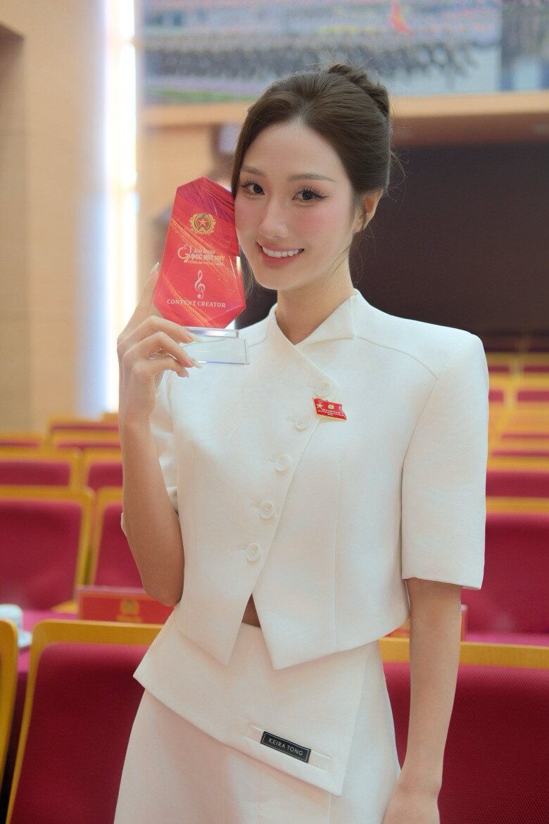 Vòng eo siêu thực của Hoàng Khánh Ly khiến nhiều người ao ước.