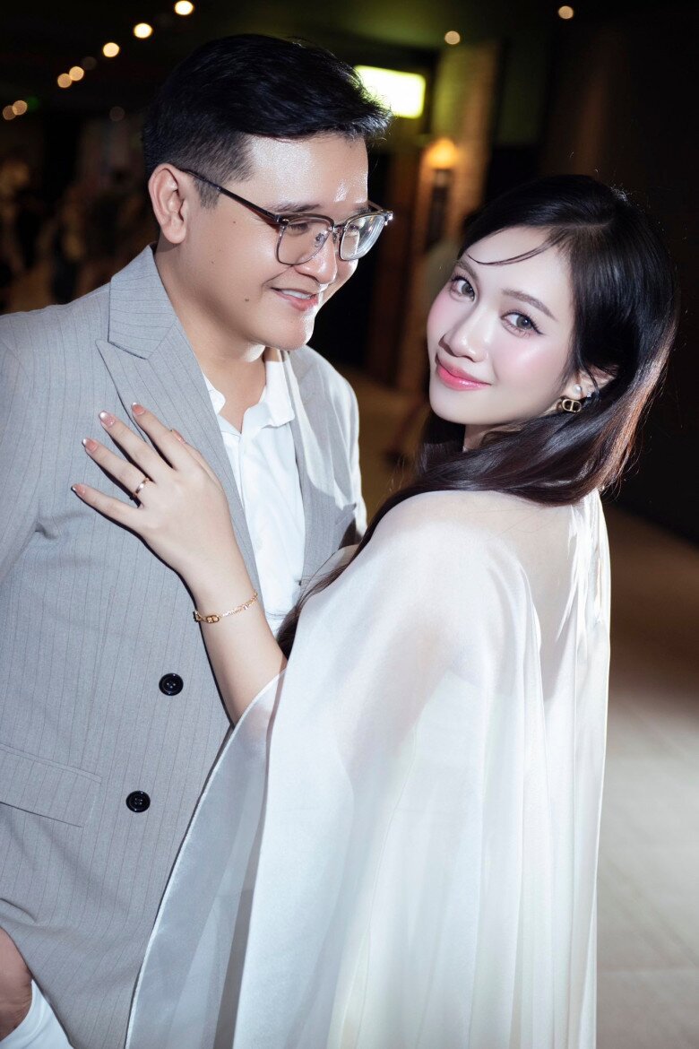 Mai Bảo Ngọc được chồng động viên, túc trực bên phòng mổ.