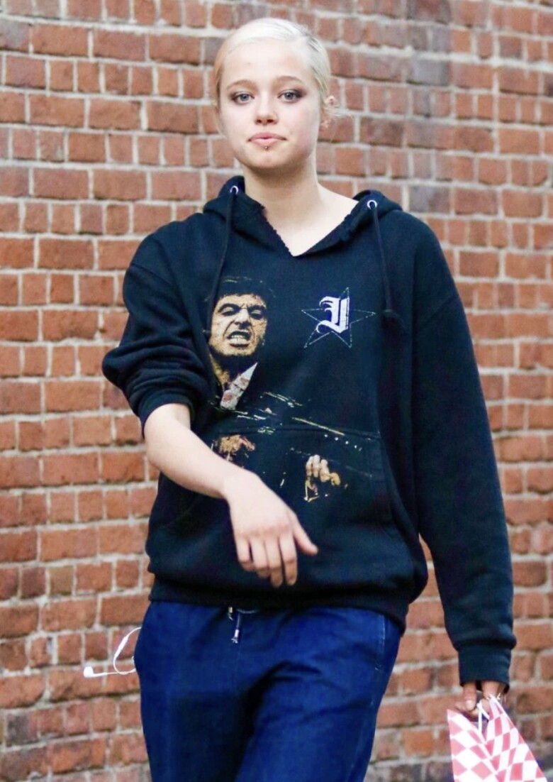 Shiloh không dựa vào danh tiếng của bố mẹ để được o bế.