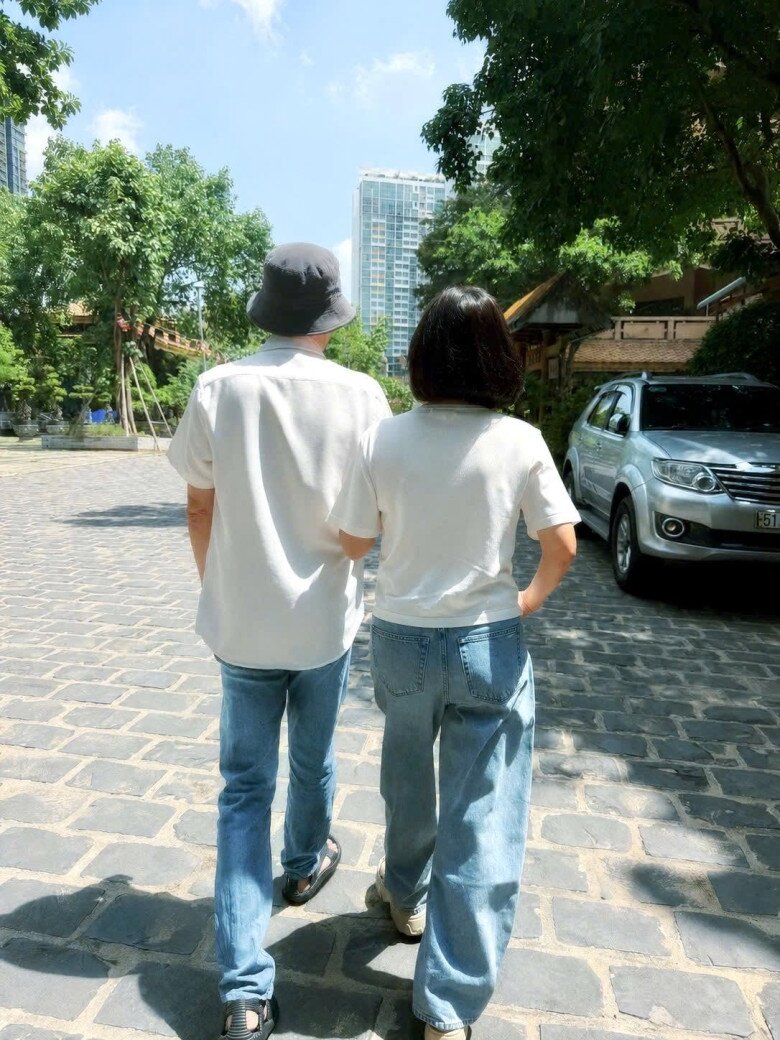 Hồng Đào và Hữu Châu đi chơi hồi cuối tháng 5 vừa qua.