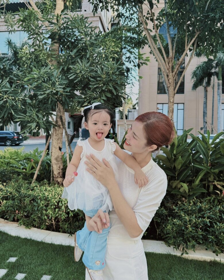 Nữ ca sĩ lấy con trai đại gia nhựa đình đám Sài Gòn, sinh xong 2 con vẫn đẹp mê, lưng ong siêu quyến rũ - 12