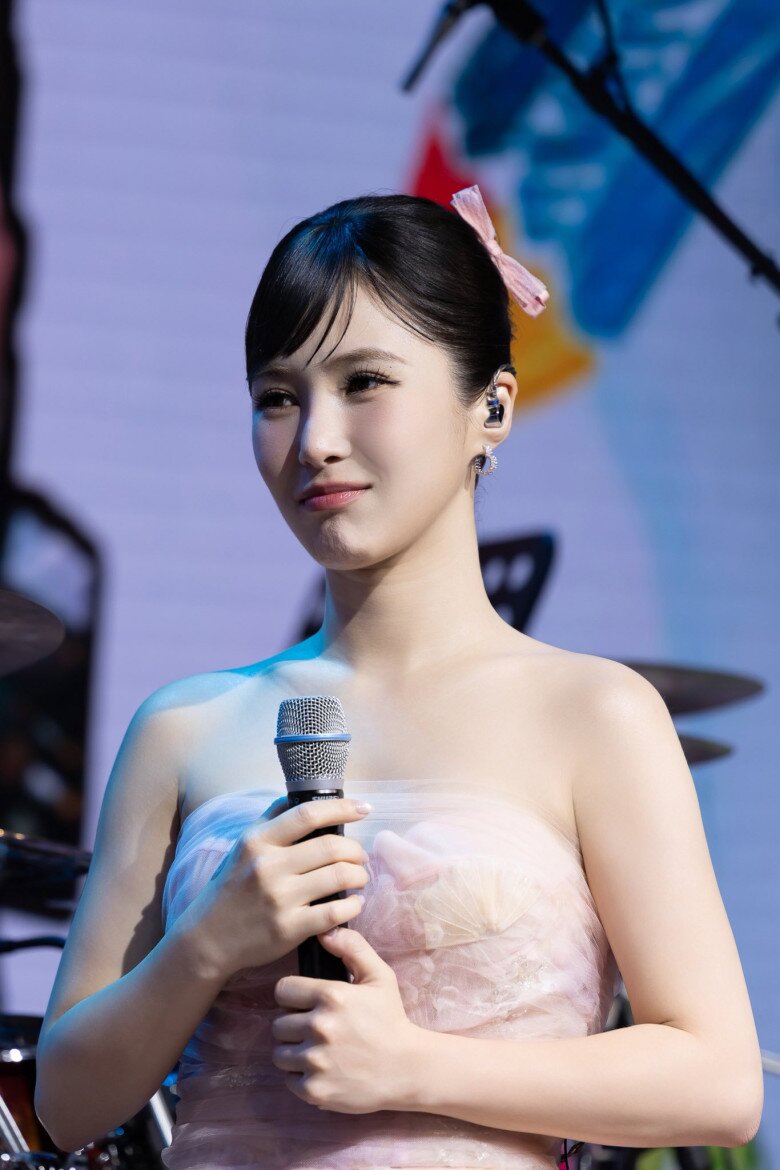 Nữ ca sĩ luôn ghi nhớ lời dạy của bố không cần là người xinh đẹp nhất, nhưng hãy là người tử tế và nhân hậu nhất.